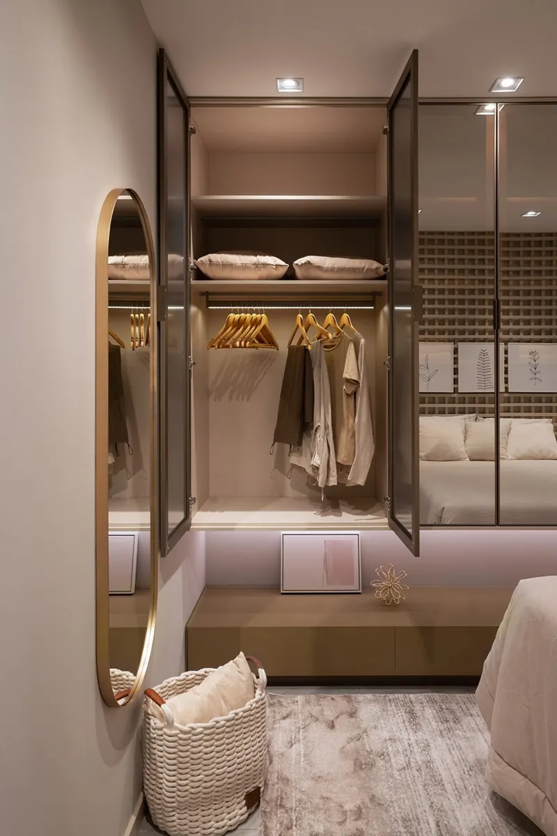 Closet com espelho oval, cabideiro e sapateira