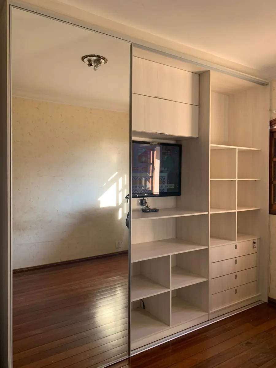 Guarda-roupa com nichos abertos