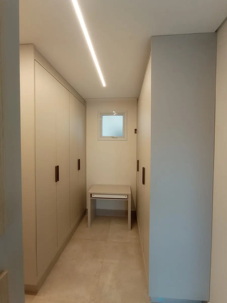 Corredor de armários brancos com iluminação
