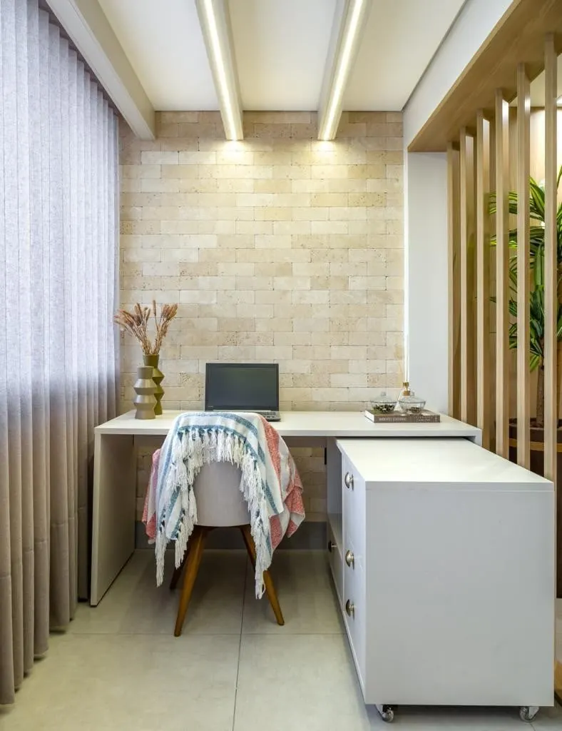 Home office com bancada e parede de pedra