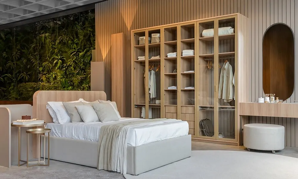 Quarto com closet aberto e cabeceira estofada