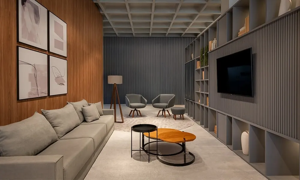 Sala de estar com sofá, estante e quadros
