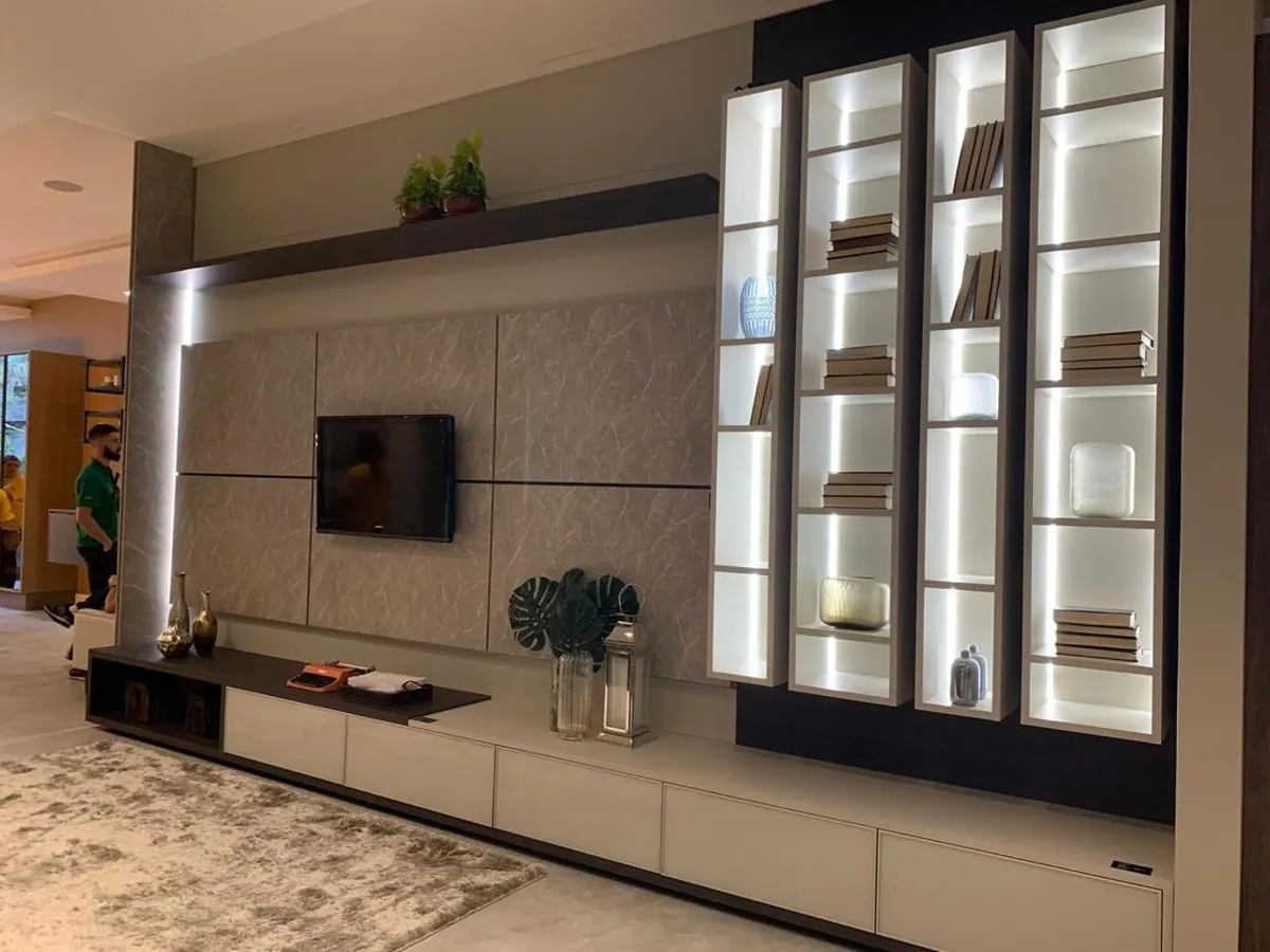 Painel de TV com cristaleira iluminada